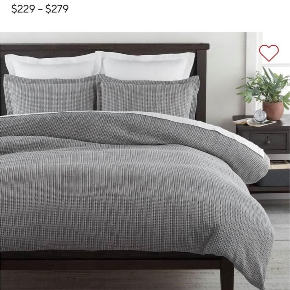 Pottery Barn Duvet Cali King, 2 shams, 2 decorative pillows (gray). Like new